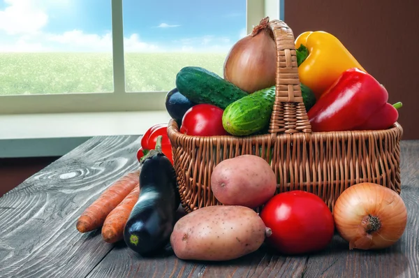 Cesta con verduras — Foto de Stock