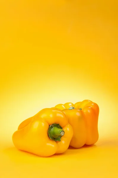 Peper op geel — Stockfoto