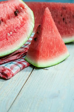 Ahşap masada karpuz