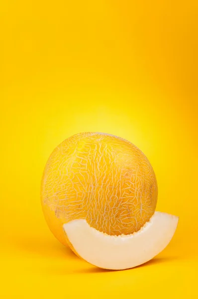 Melão em um amarelo — Fotografia de Stock