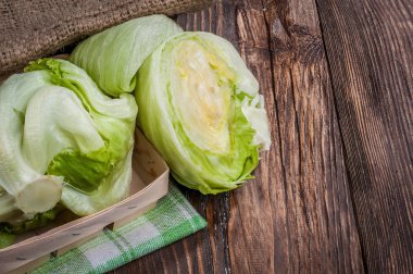 Göbek salatayı masada