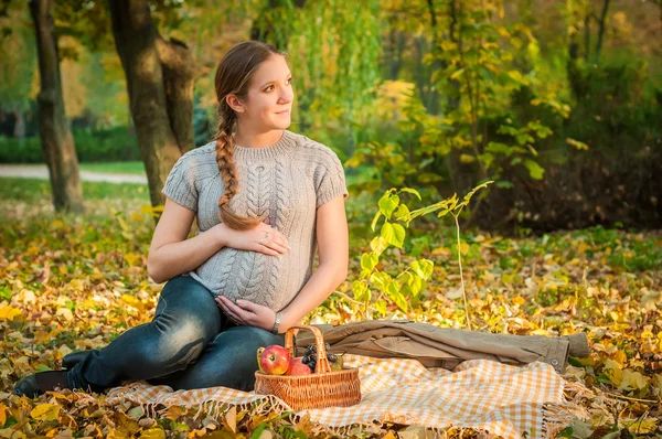 Schwangere im Park — Stockfoto