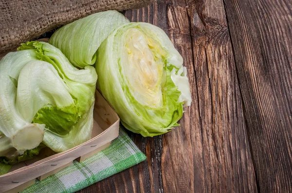 Göbek salatayı masada