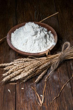 bir masaya bir tabak içinde un