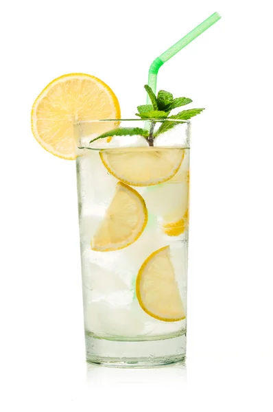 Bicchiere di acqua ghiacciata con limone e menta isolati — Foto Stock