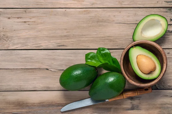 Avocado sul tavolo — Foto Stock