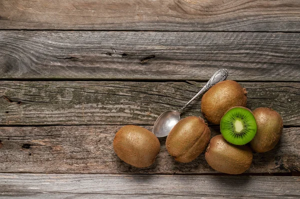 Kiwi auf dem Tisch — Stockfoto