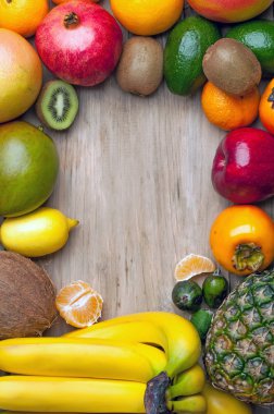 Bir çerçeve şeklinde tropikal meyve kompozisyonu