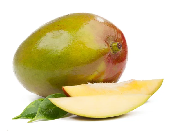 Mango met twee segmenten en bladeren geïsoleerd — Stockfoto