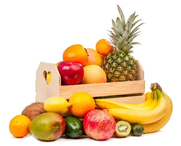 Composição de frutas tropicais em um cesto e perto dele isolado — Fotografia de Stock