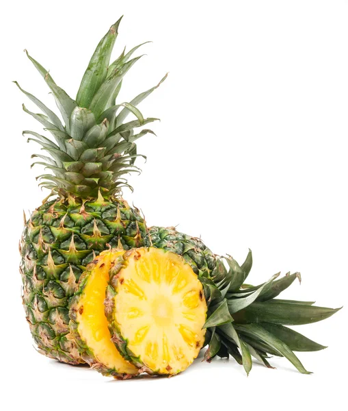 Ananas a půl ananasu, samostatný — Stock fotografie