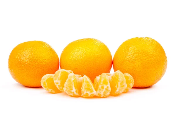 Drie tangerines en een paar segmenten geïsoleerd — Stockfoto