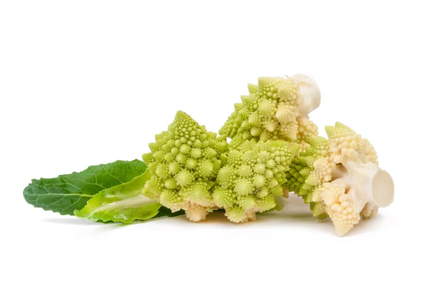 Bucăți mici de varză romanesco cu frunze izolate — Fotografie, imagine de stoc