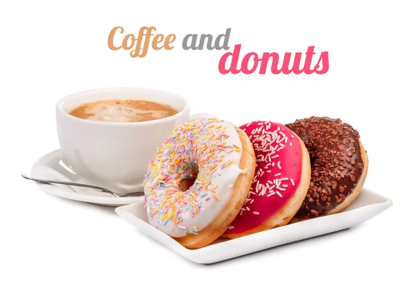 Três donuts e xícara de café isolado — Fotografia de Stock