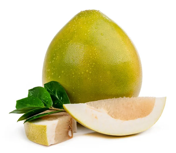 Pomelo en segment met bladeren geïsoleerde — Stockfoto