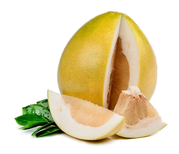 Pomelo en segment met bladeren geïsoleerde — Stockfoto