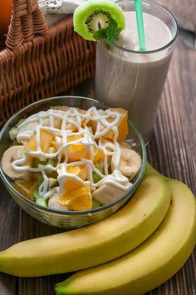 Fruitsalade met bananen smoothies en twee bananen — Stockfoto