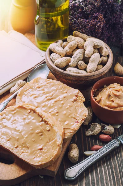 Toast mit Erdnussbutter und Erdnüssen — Stockfoto