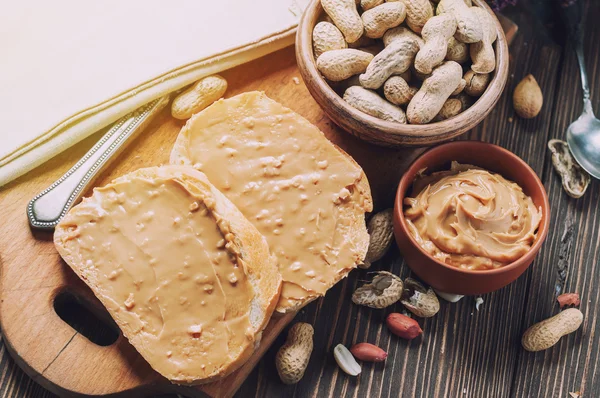 Fıstık ezmesi ve fıstık tost