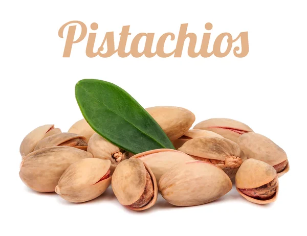 Puñado de pistachos con hojas aisladas — Foto de Stock