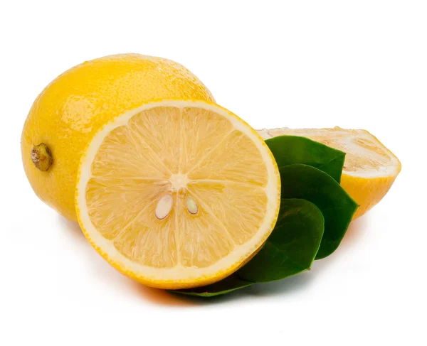 Limoni e fette isolate — Foto Stock