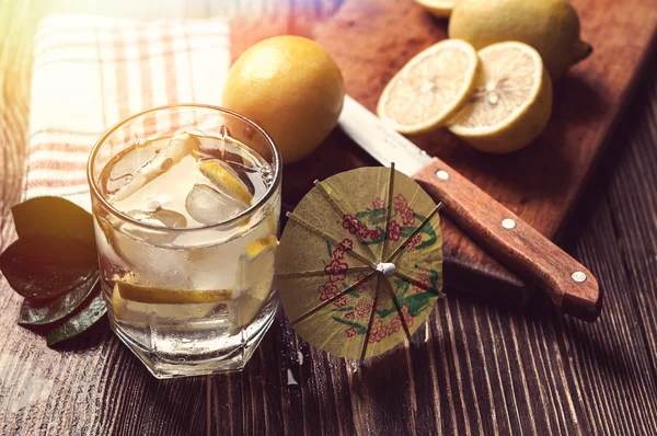 Buzlu ve limonlu bir bardak su.