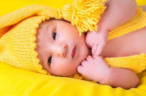 Recém-nascido em gnomo terno amarelo — Fotografia de Stock