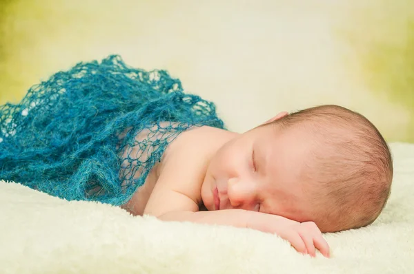Bebê recém-nascido dormindo no fundo verde — Fotografia de Stock