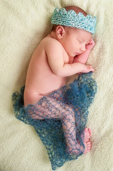 Bebê recém-nascido adormecido em um com coroa — Fotografia de Stock