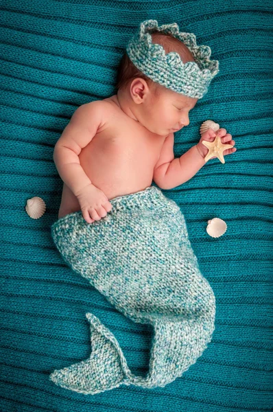 Recém-nascido adormecido com estrela do mar — Fotografia de Stock