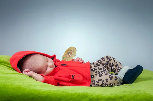 Pasgeboren baby slapen in kleding Stockfoto