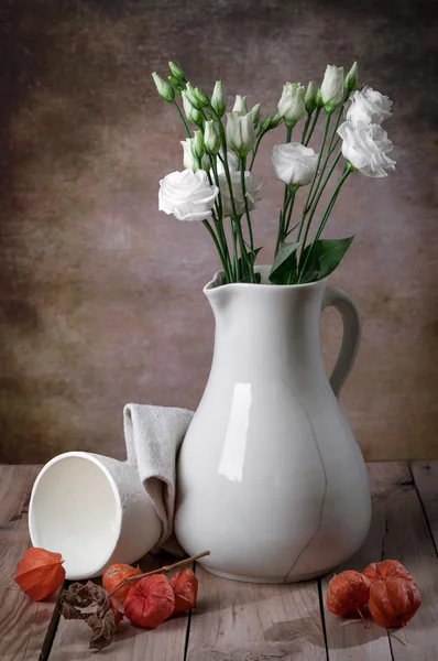 Eustoma in the old vase — Stock Photo, Image