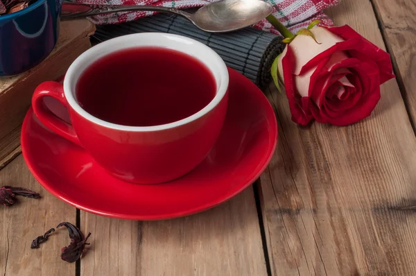 Tea with rosebud — Stock Photo, Image