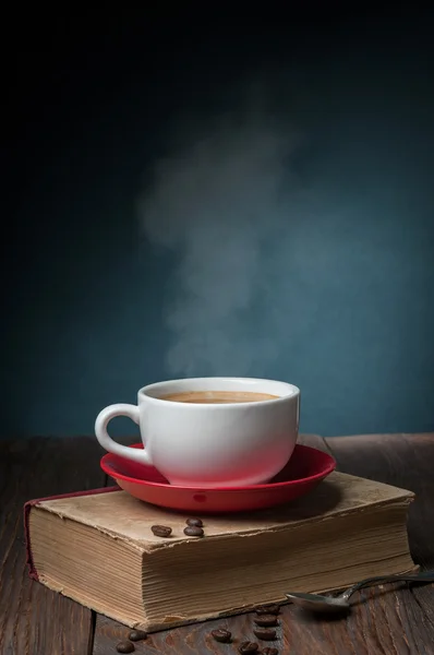 Horká káva na staré knihy — Stock fotografie