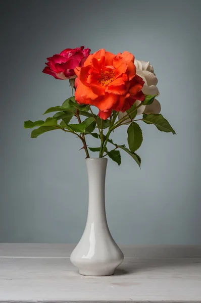 Shrub roses in vase — Stock Photo, Image