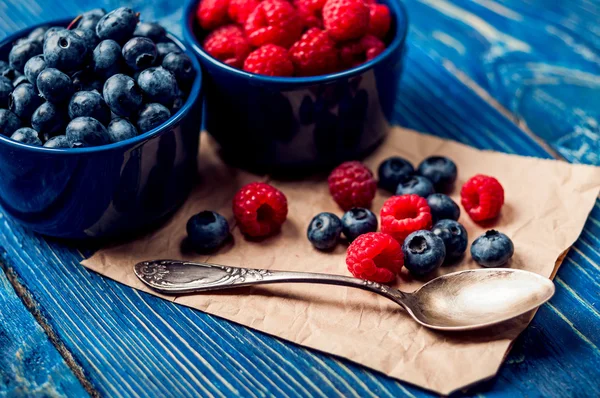 Raspberries and blueberries — Stock Photo, Image