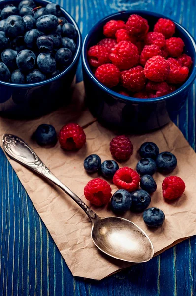 Raspberries and blueberries — Stock Photo, Image