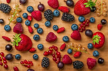 tablo üzerinde çilek