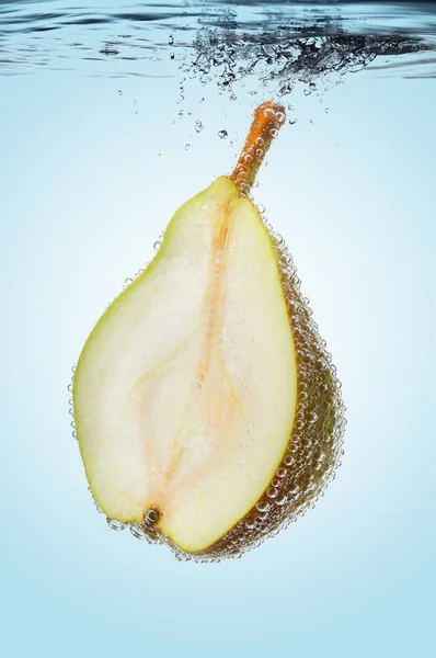 Half pear in mineral water — ストック写真