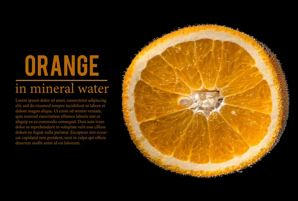 Naranja en agua aislada — Foto de Stock