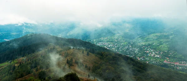 Montañas en la niebla — Foto de Stock