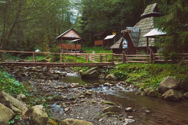 Casa nel bosco sul fiume — Foto Stock