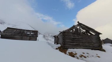 Kışın dağlarda terk edilmiş kulübeler.