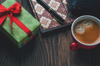 hediye kutusu ve kahve