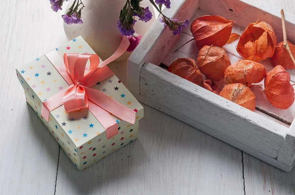 Dárková krabička a květiny — Stock fotografie