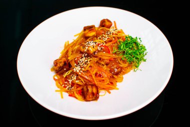 Somonlu erişte ve susamlı pirinç eriştesi.