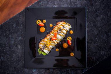 Yılan balıklı salata servisi.