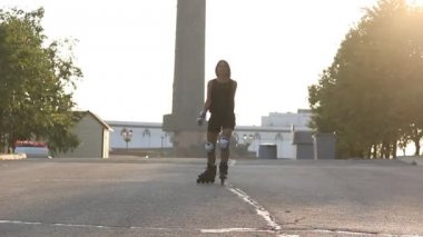 silindir kız akşam parkta paten