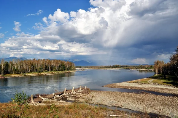 Il fiume Katun sullo sfondo di nuvole temporalesche — Foto Stock