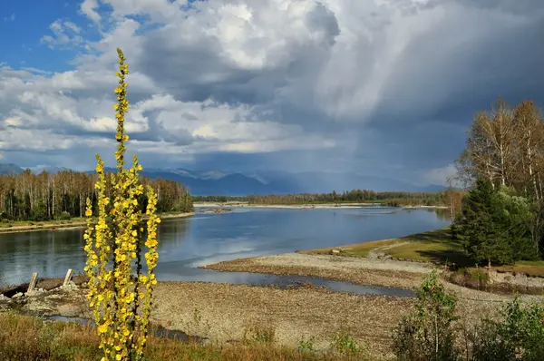 Katun nehir fırtına bulutları zemin karşı